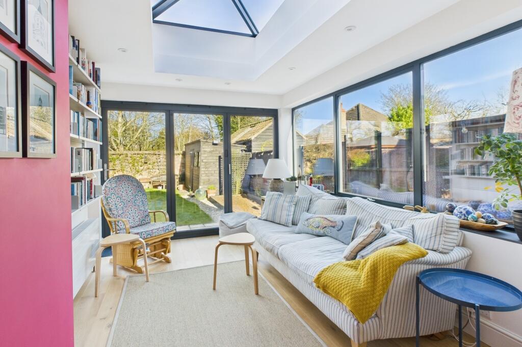 CAM02519G0-PR0230-STILL008