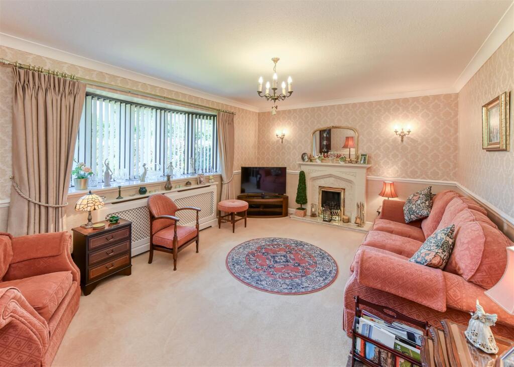 11a Wrekin Drive-lounge.jpg