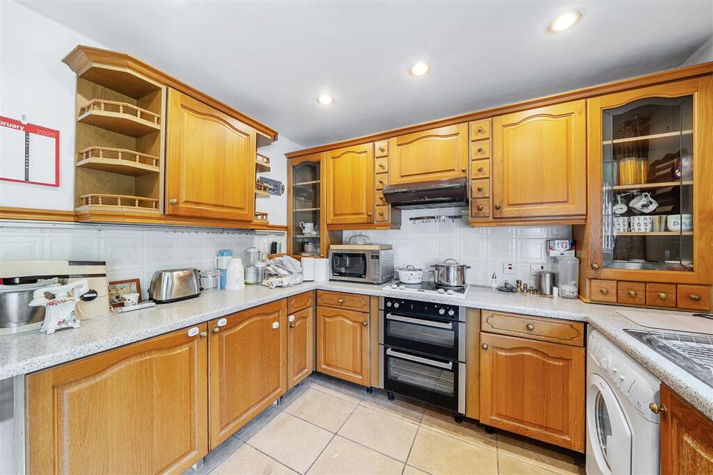 Kitchen/Breakfast Room: