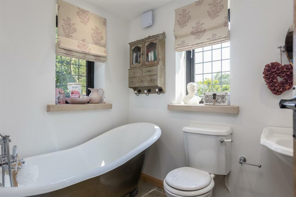 Overfield Lodge Bedroom 1-4.jpg