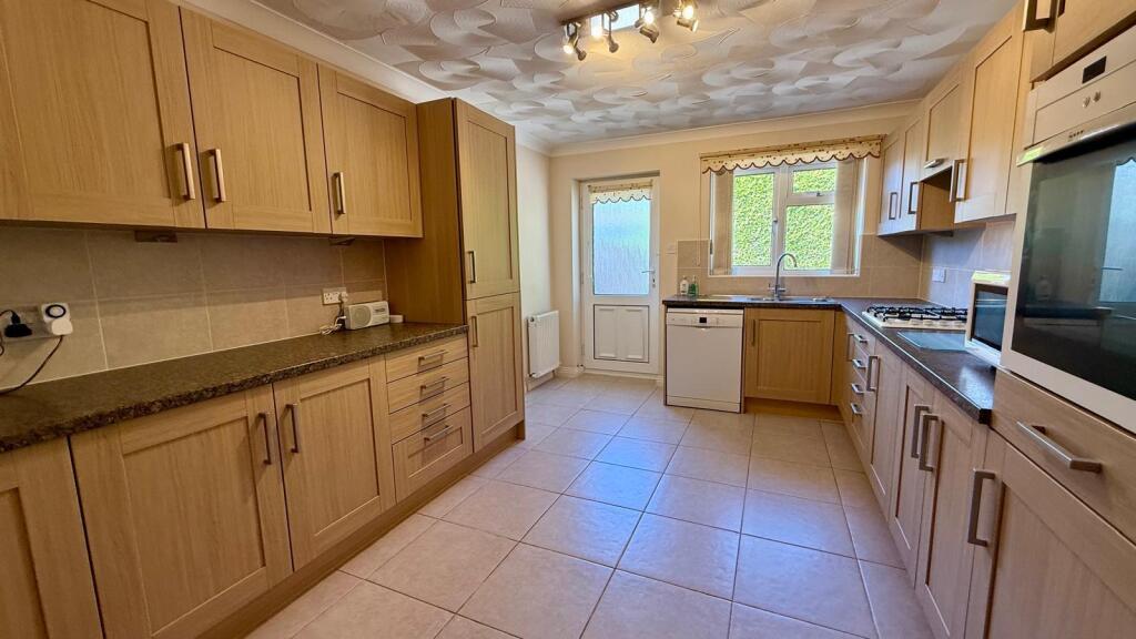 4 Kitchen.jpg