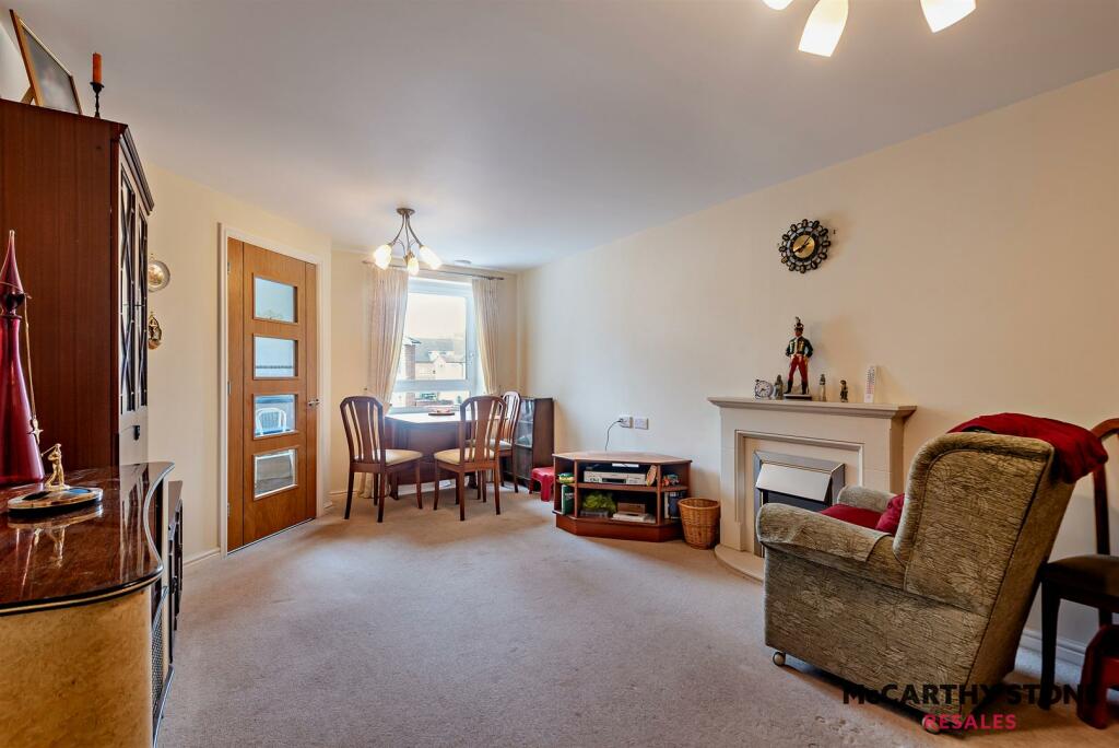 8596910-interior01-800.JPG