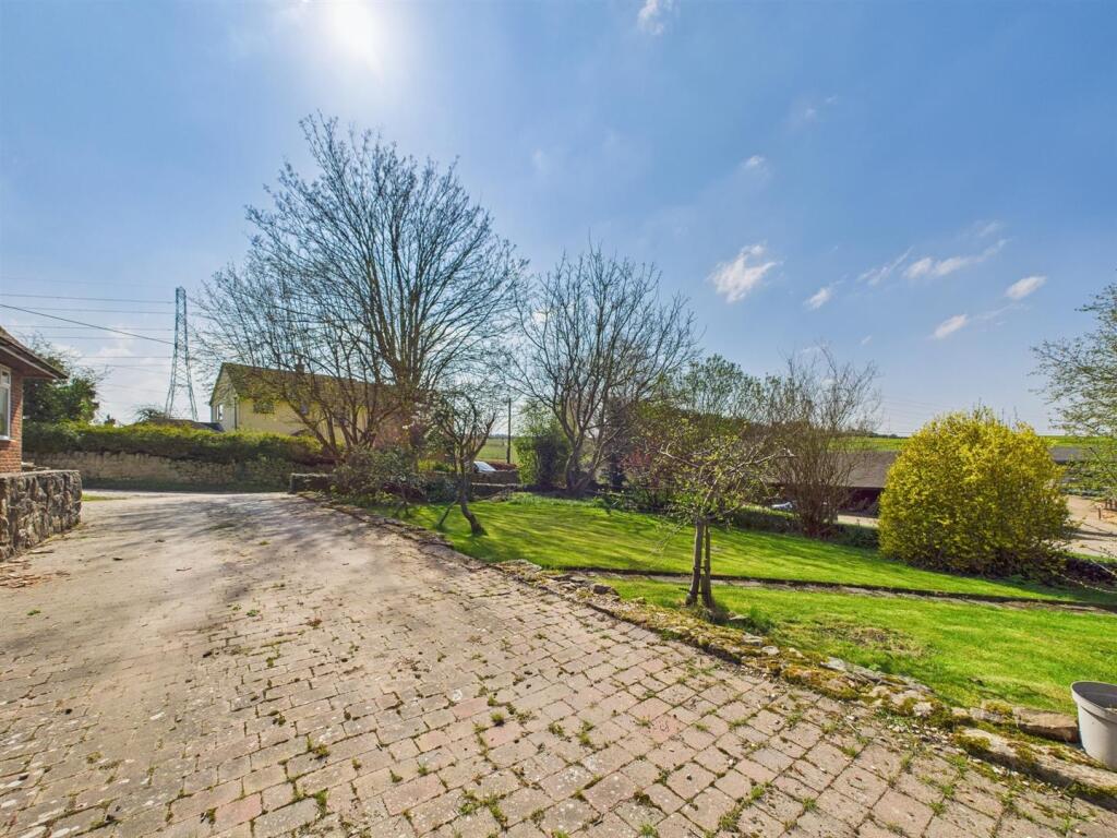 Driveway/Front Garden