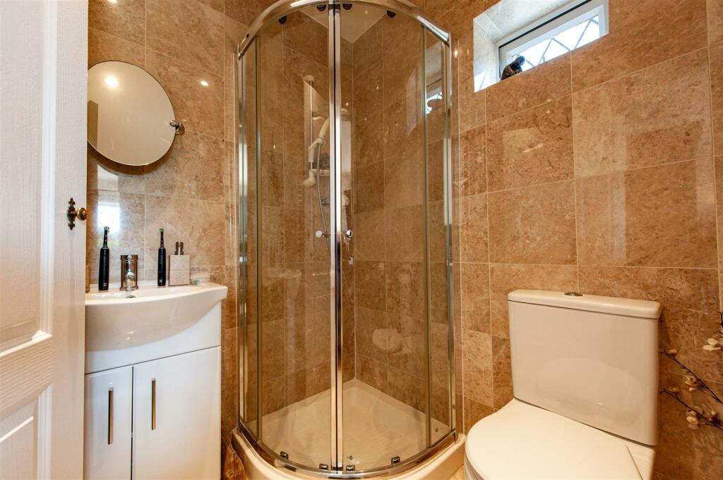 Principal Bedroom En-suite.jpg