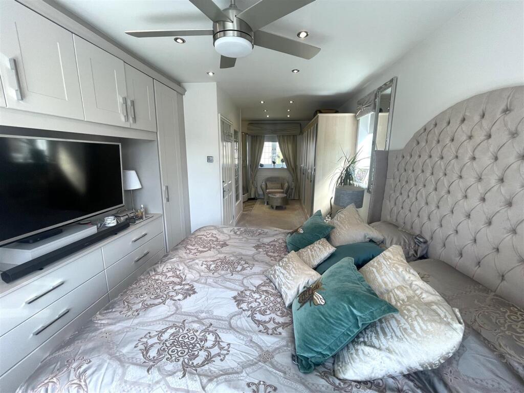 Master Bedroom 1.JPG