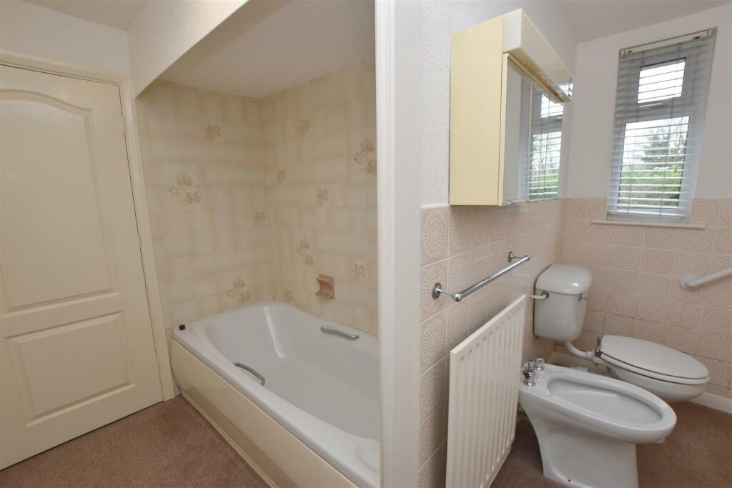 FAMILY BATHROOM/WC