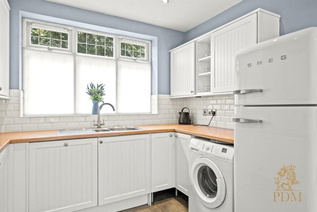 38 Russell Drive Wollaton Nottingham NG8 2BH