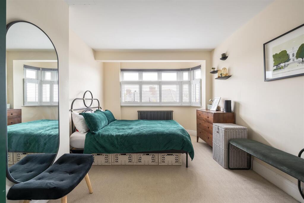Larkshall Crescent E4