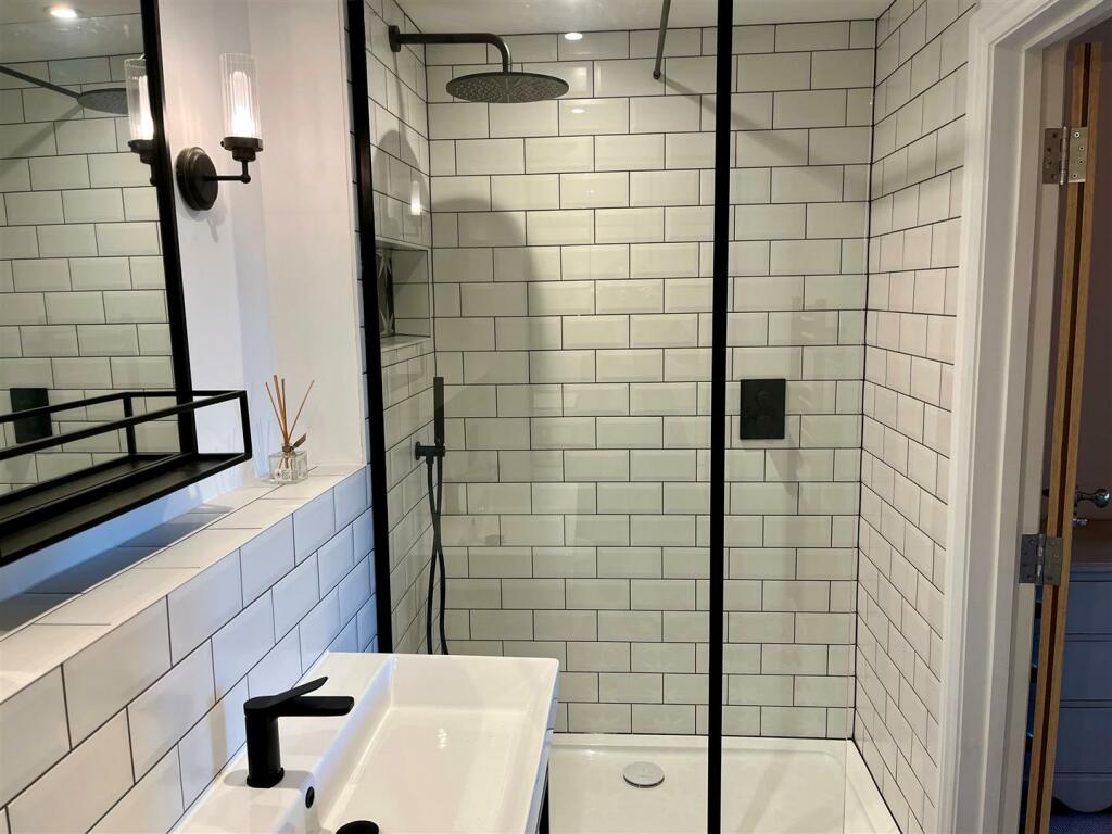ensuite.jpg