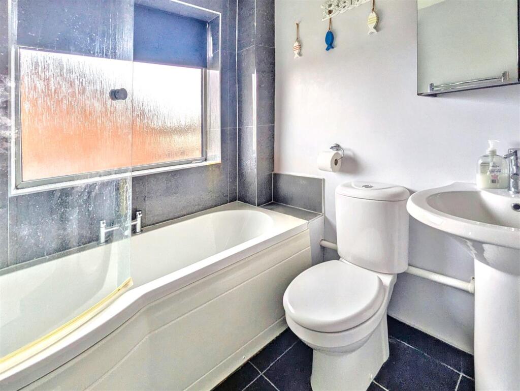 Bathroom_2.jpeg