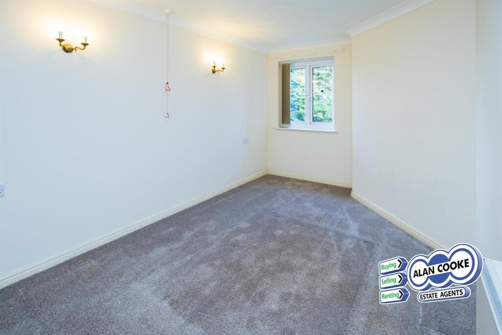 DOUBLE BEDROOM