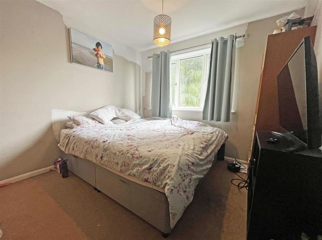 Bed 1.jpg