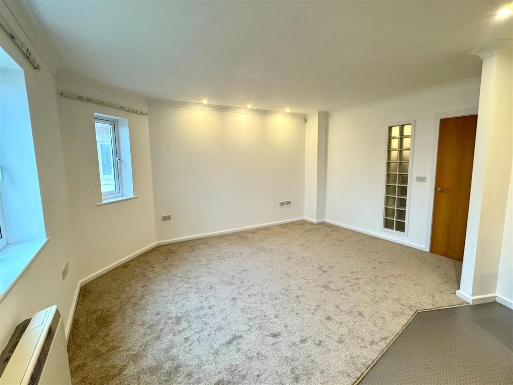 6 Trehellan Heights Lounge