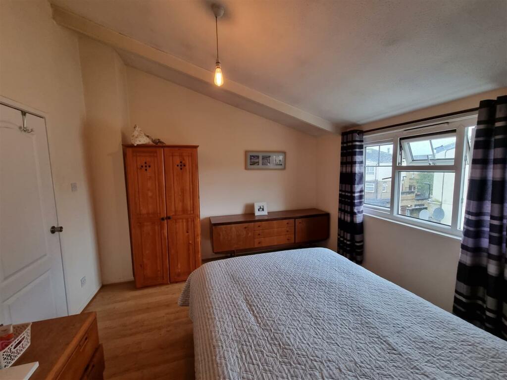Hood Close -- Bedroom 1 (2).jpg