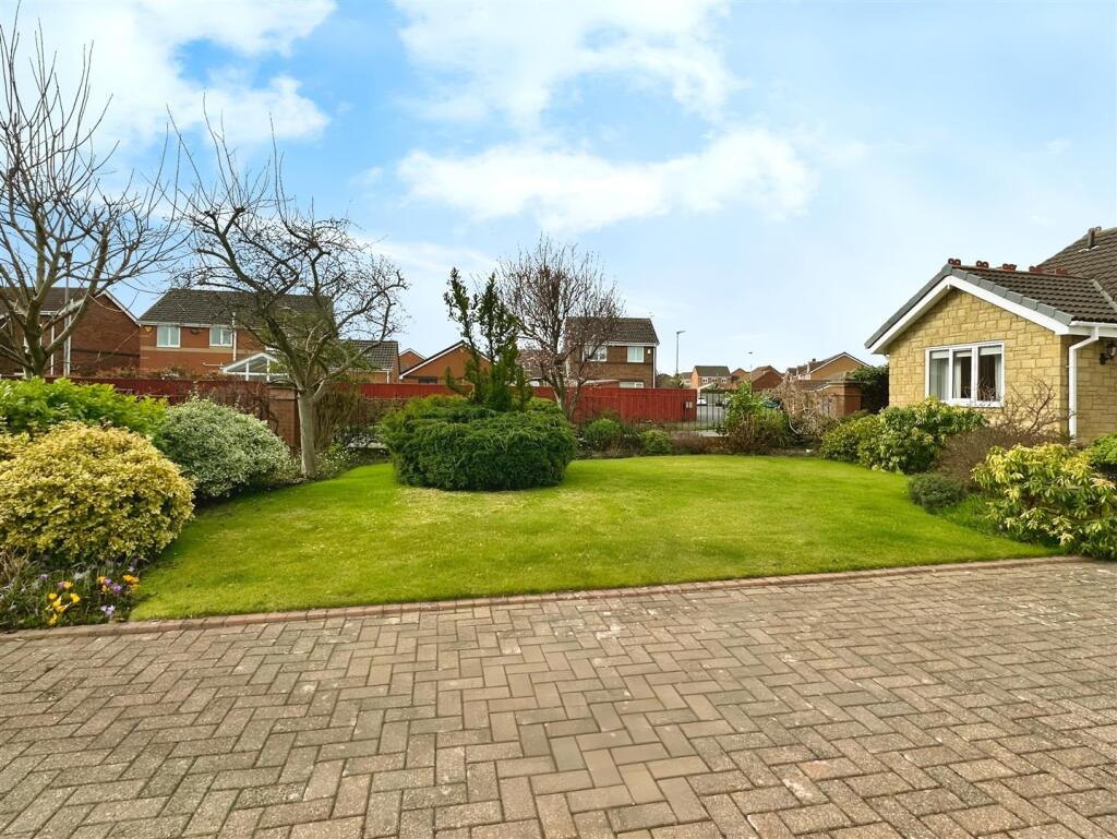 FRONT GARDEN