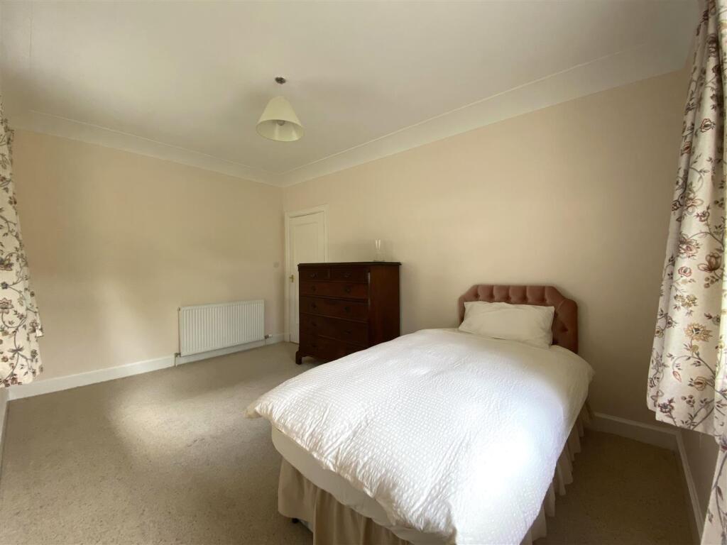 BEDROOM 1.1.JPG