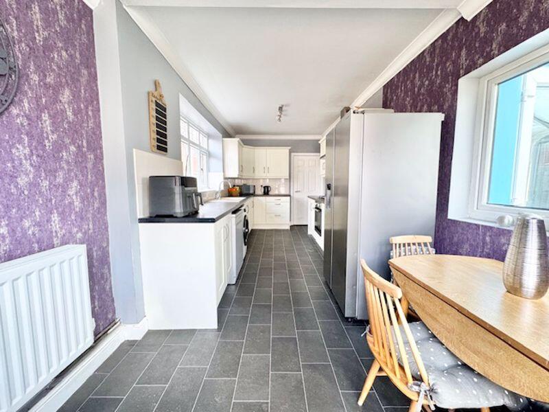 Dining to kitchen