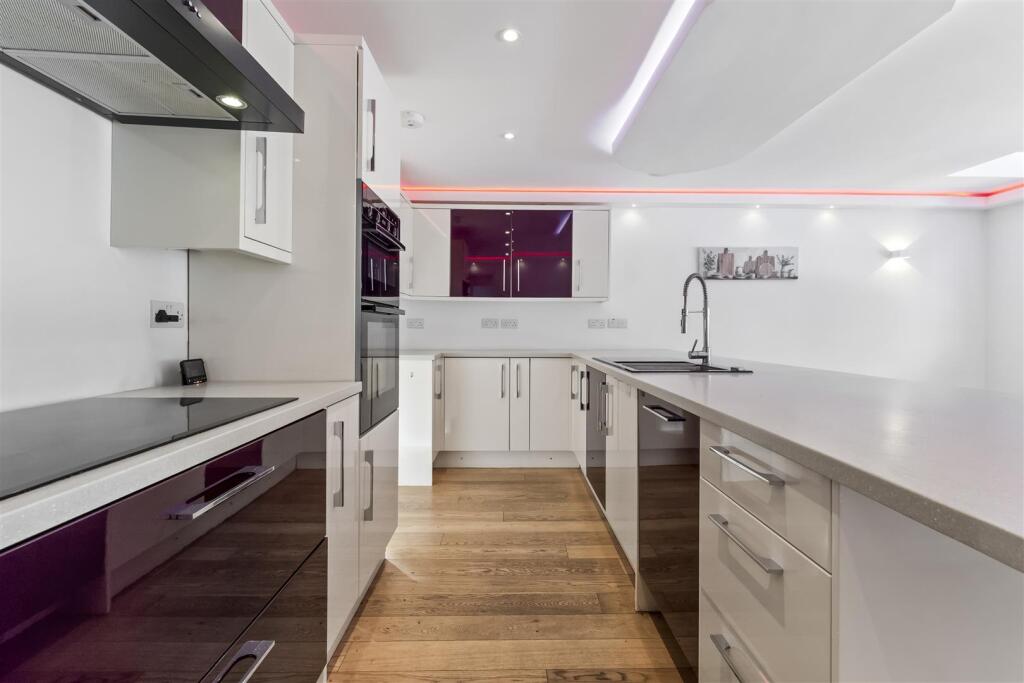 8 Courtlands Close-027.JPG