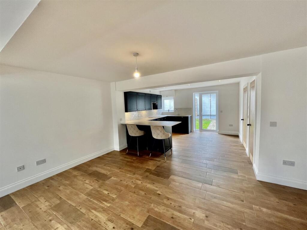 OPEN PLAN LIVING SPACE