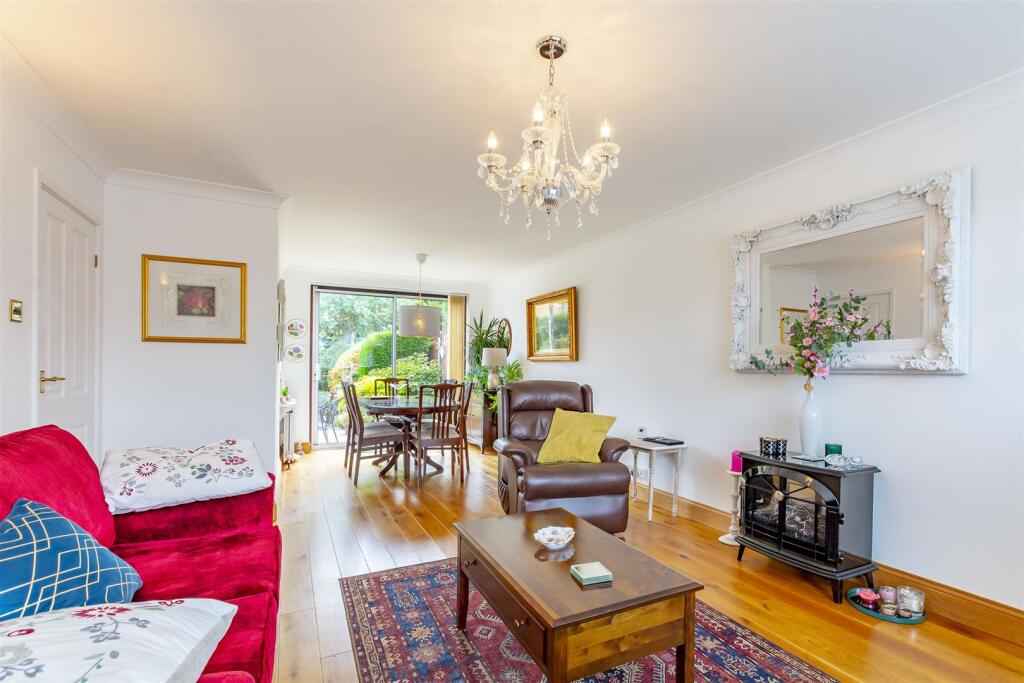 Lounge Diner (5)-HDR copy.jpg