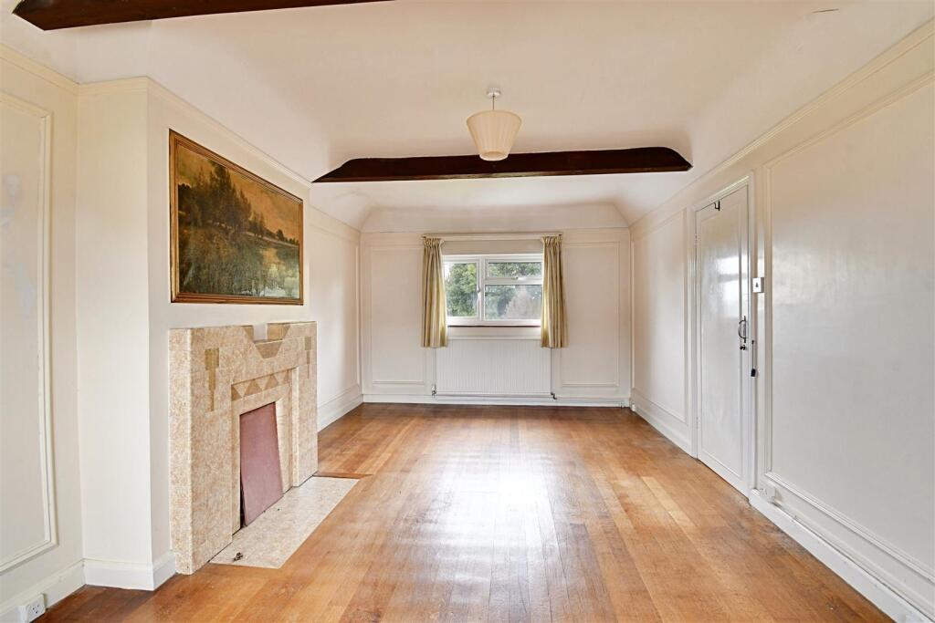 Bedroom 1.jpg