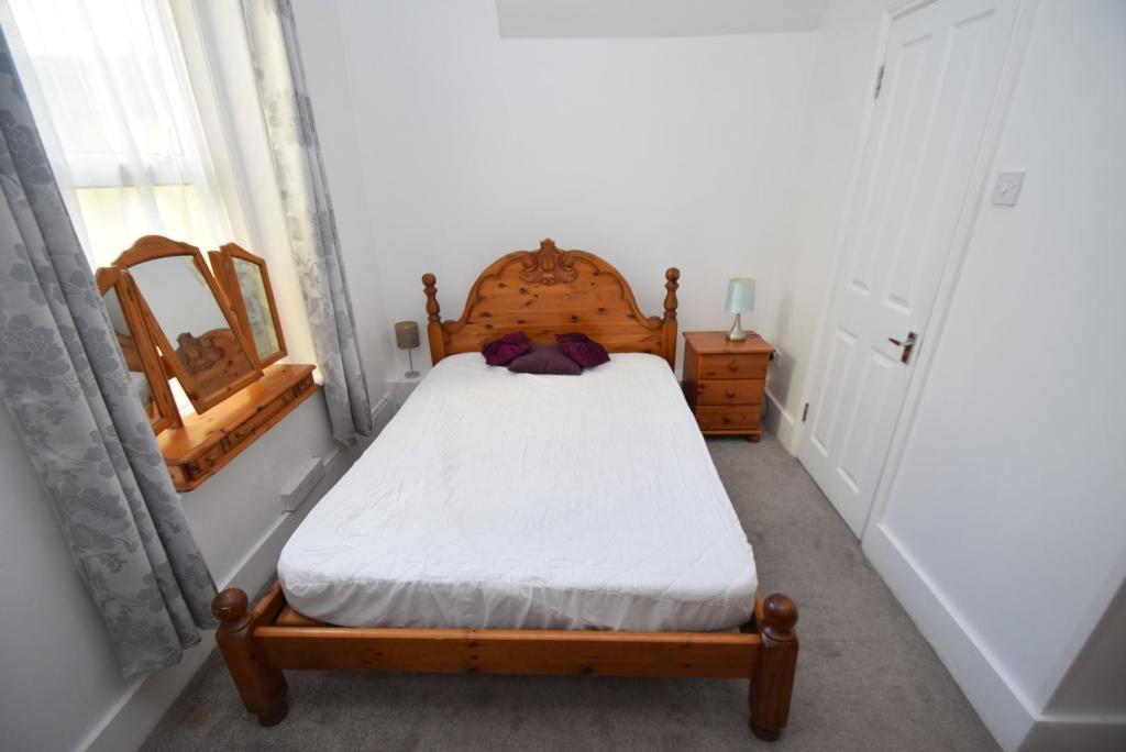 7 Marine Road  bed 1.JPG