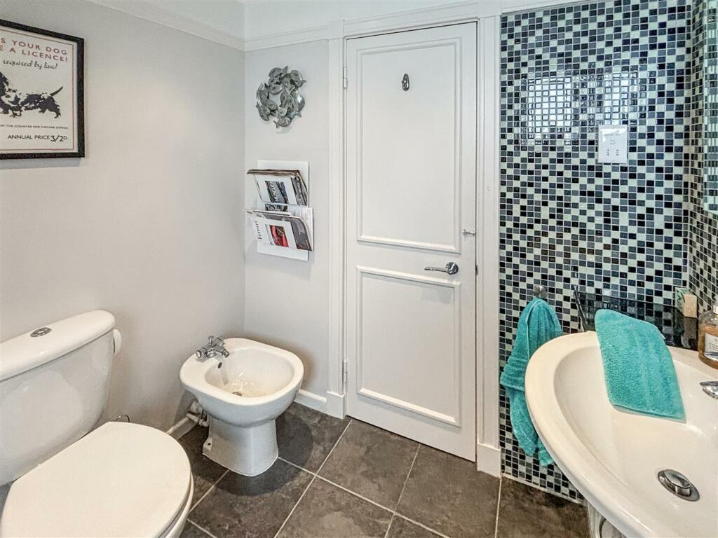 Bathroom 2_.jpg