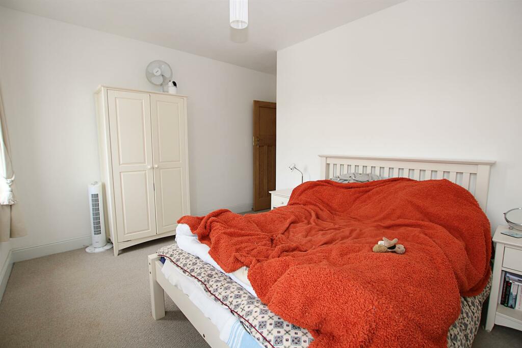 IMG_0337 DBLE BED.jpg