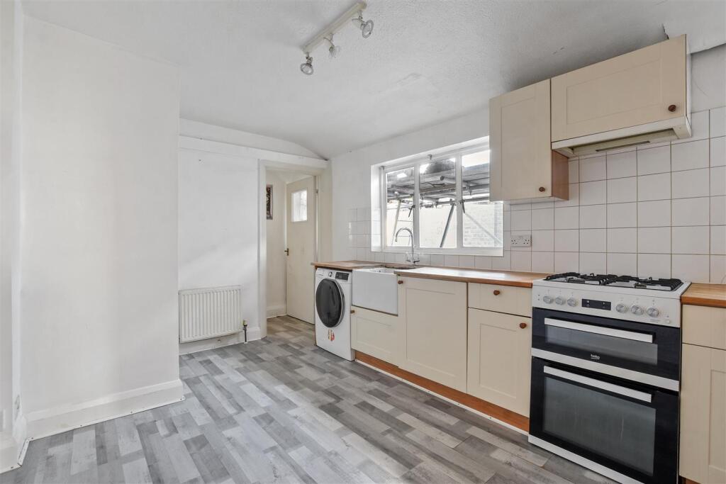 11-c90dGCWT - FFF 32 Llbert St - Kitchen -Original