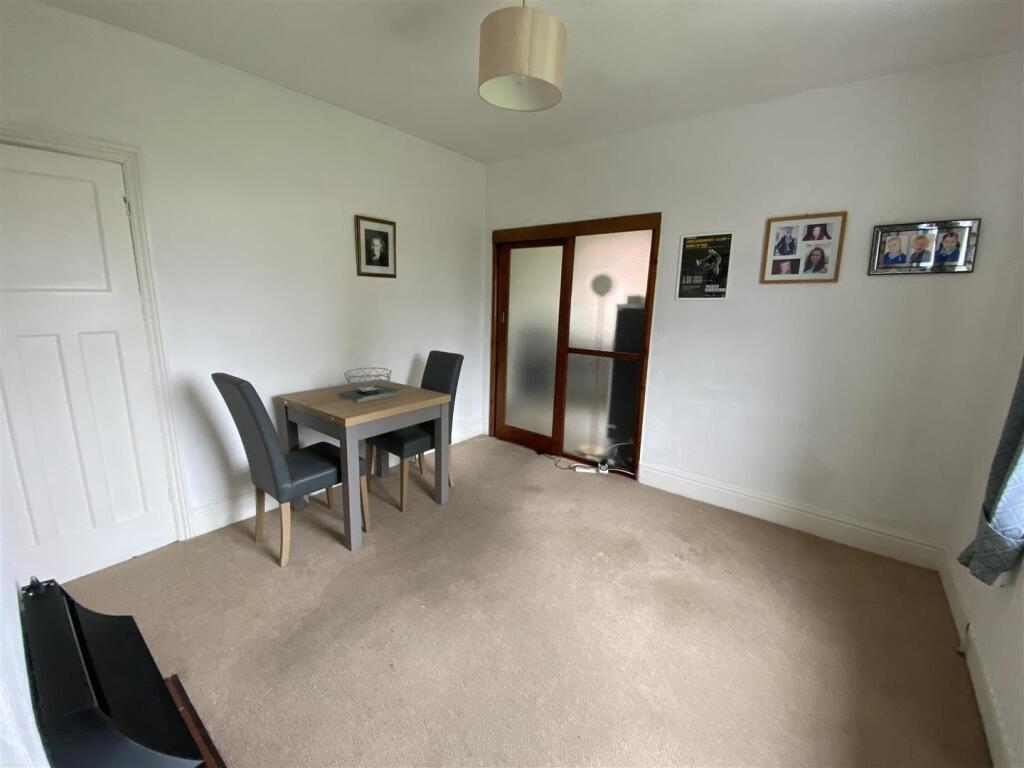 Dining room: