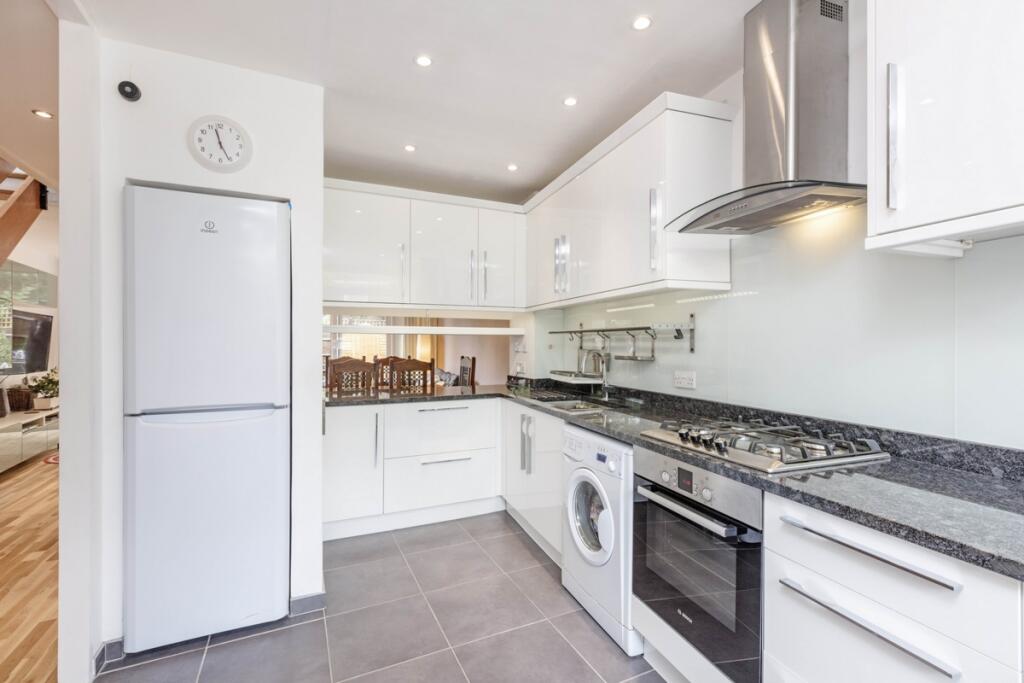 Round Acre, London, SW19