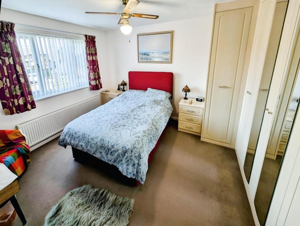 prop box 20 HAMPDEN CLOSE bed 1.jpg