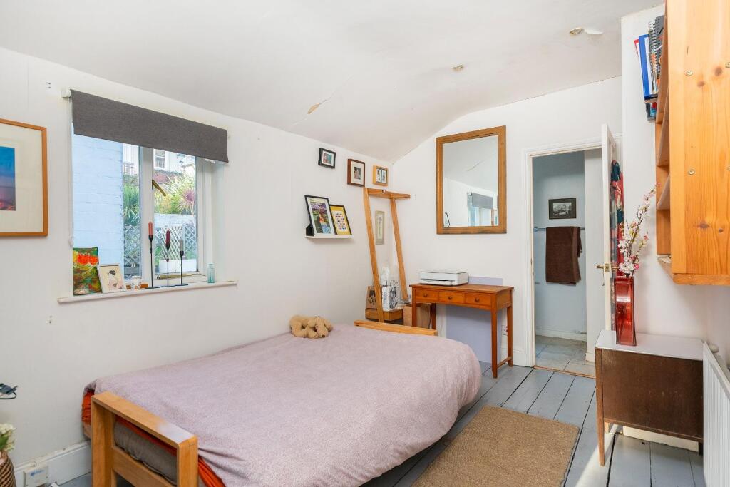 1C1R3WH - Bedroom C.jpg