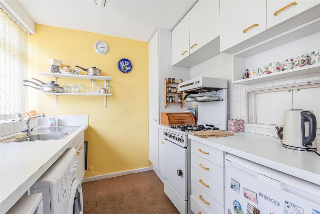 11 Old Orchard, KT14 7QX. - 1.jpg