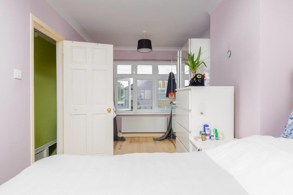 15 Guernsey Avenue, BS4-8.jpg