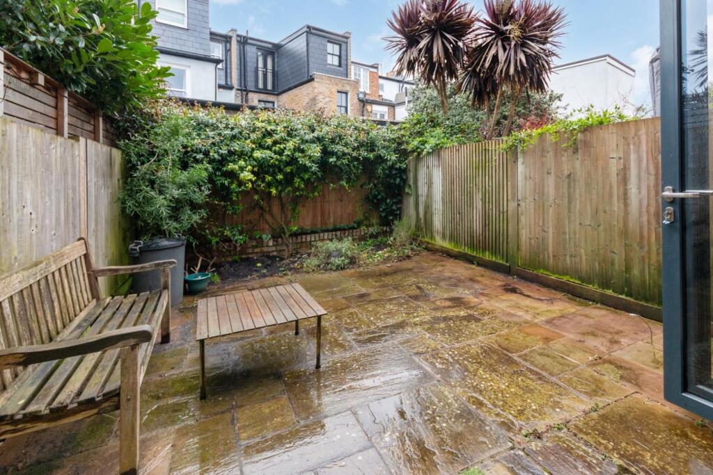 51 St Albans Avenue Ph7.jpg