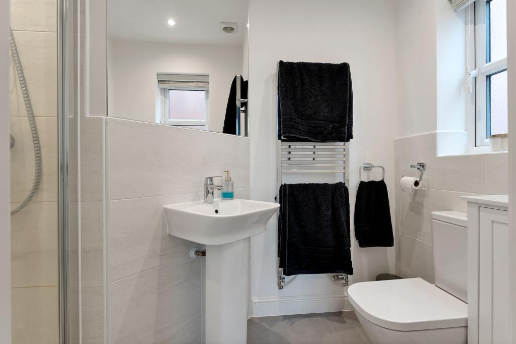 Principal Bedroom En-Suite