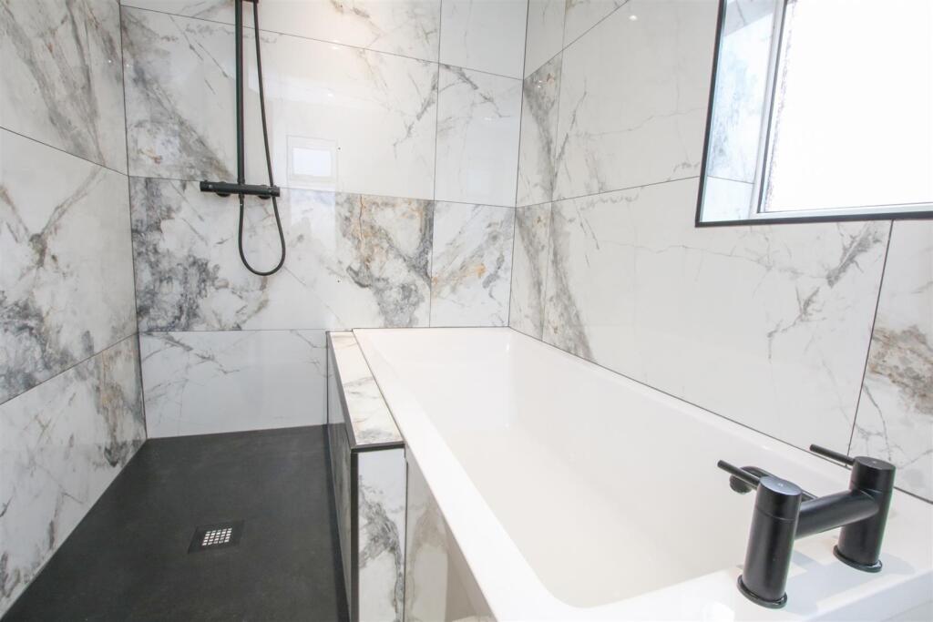 LUXURIOUS HOUSE BATHROOM