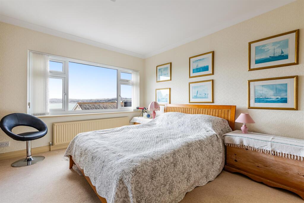 A20 - Ridgwood, Rock End Avenue - 250901.jpg