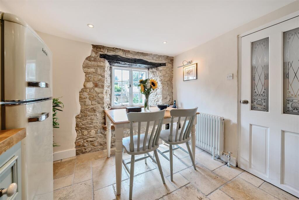 19 High Street, Greens Norton