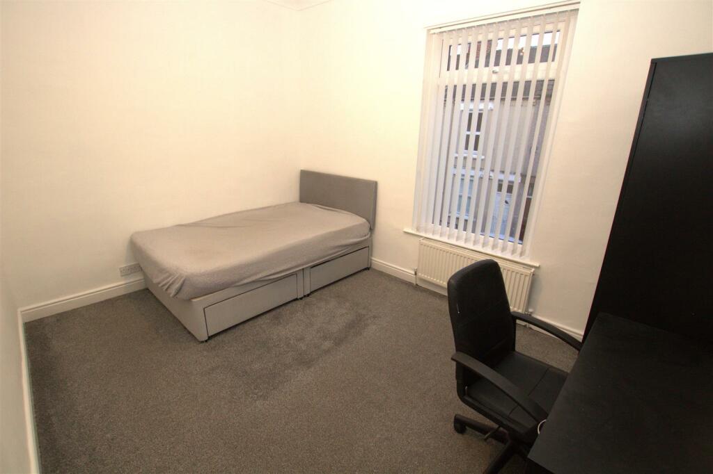 bedroom 2 .jpg