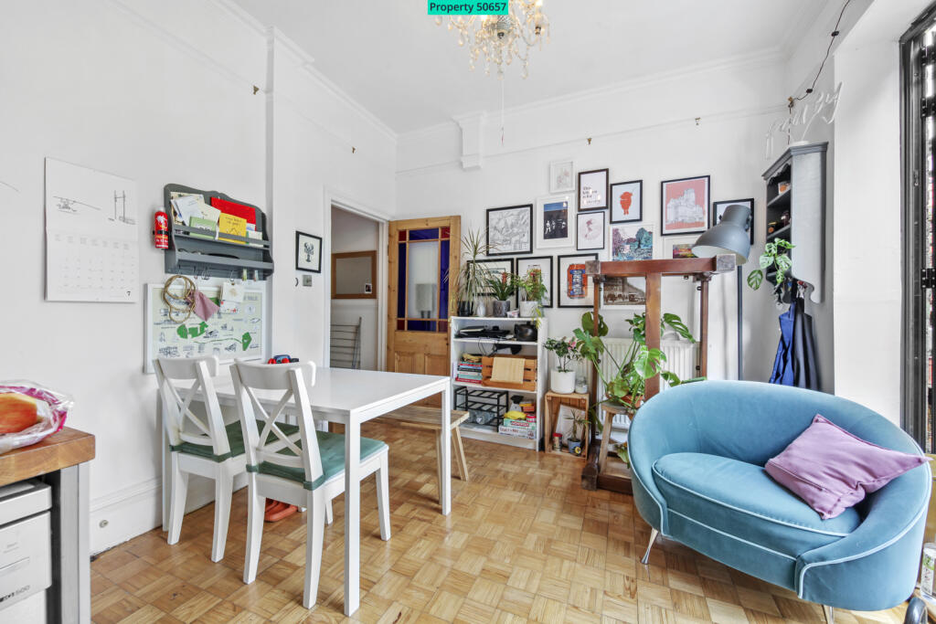 SPACIOUS KITCHEN DINER TO SOCIALISE IN