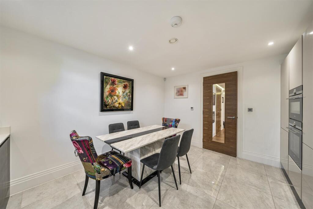 Kitchen/Breakfast Room: