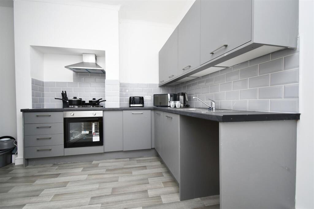 Kitchen 2.jpg