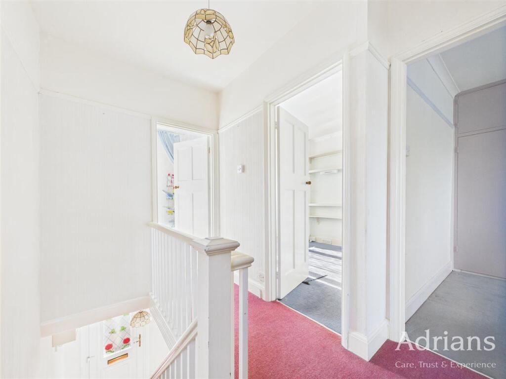 FIRST FLOOR LANDING