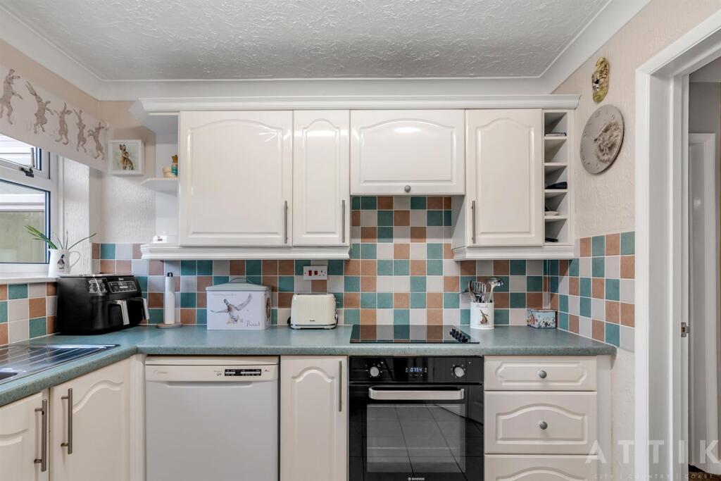 9 Bedingfield Crescent Halesworth IP19 8DZ (5).jpg