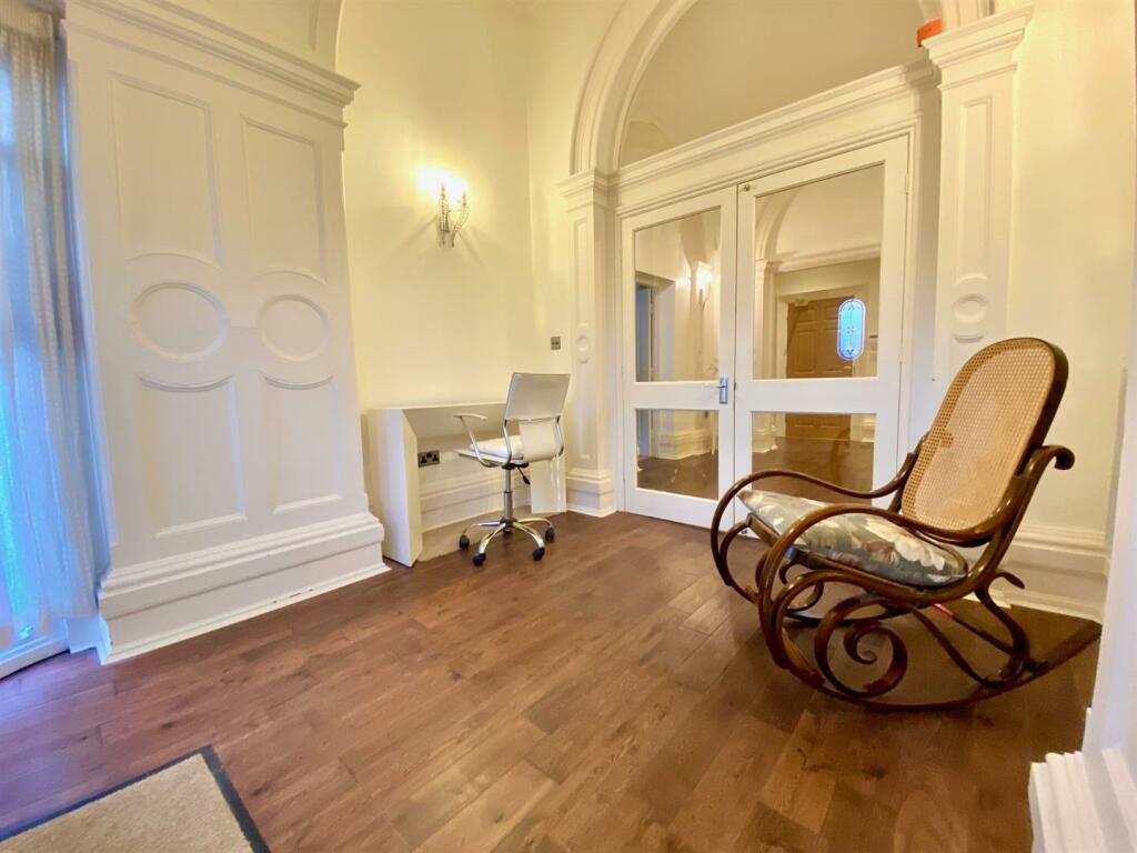 Entrance Hallway/Office