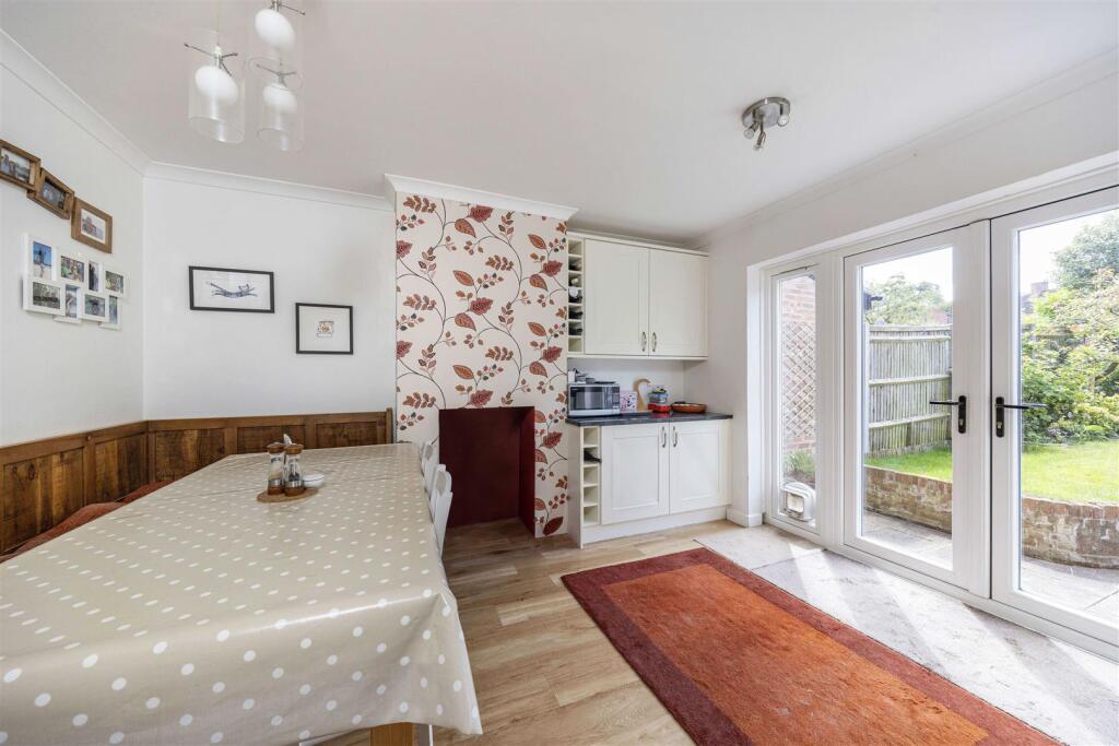 33 Irwin Road Guildford GU2 7PW-17.jpg