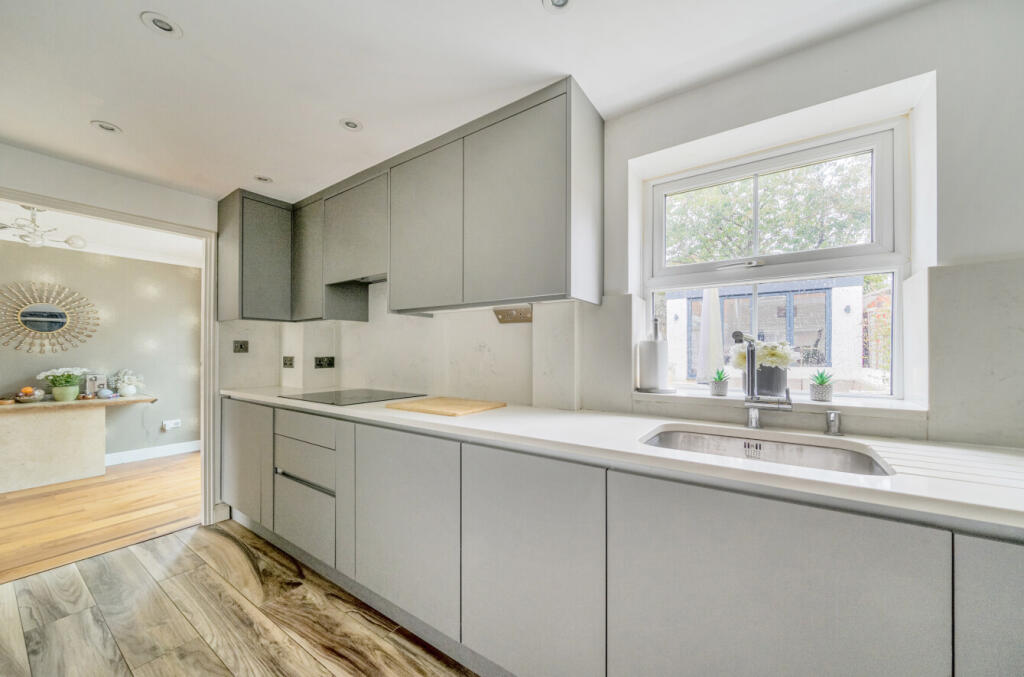 1369771-5-68f0c0e...