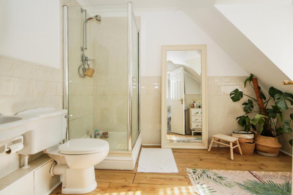 En-suite to Guest bedroom